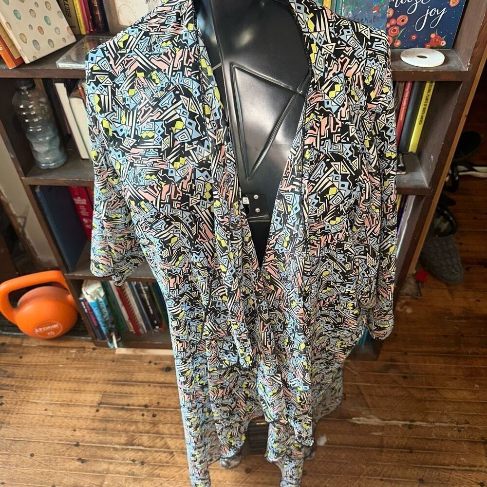 Lularoe abstract artsy Lโflowy kimono beachy coverup